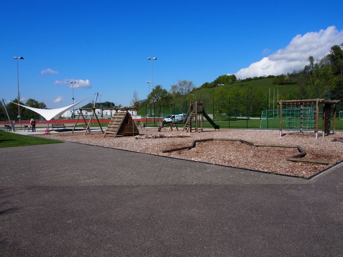 Sportplatz und Kinderspielplatz